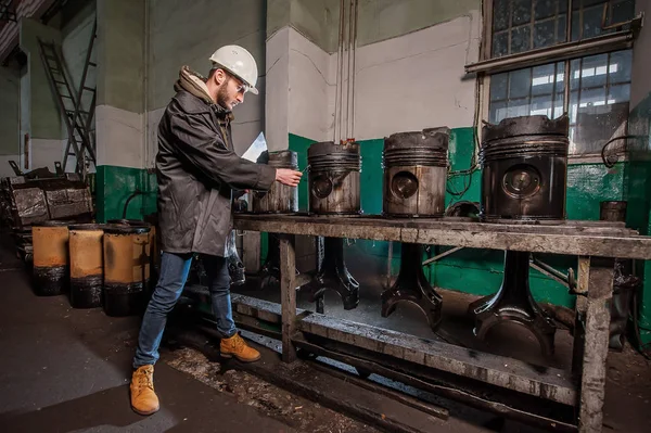 Pessoas que trabalham na fábrica ferroviária — Fotografia de Stock