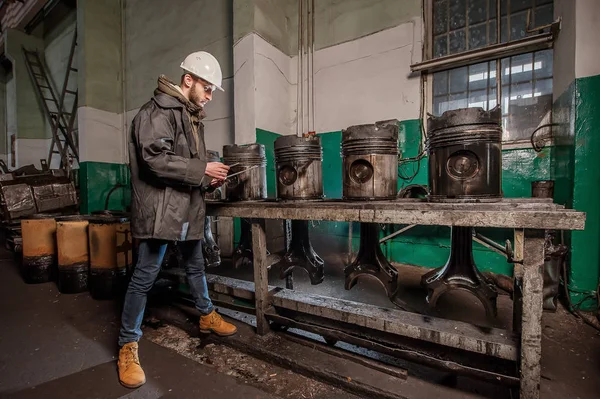 Personas que trabajan en la planta ferroviaria — Foto de Stock