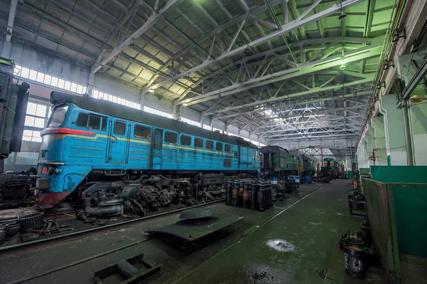 Reparaties van treinen op de spoorlijn plant — Stockfoto