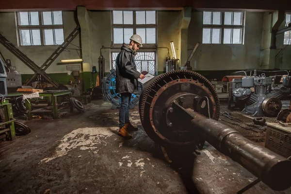 공장에서 일 하는 사람들 — 스톡 사진