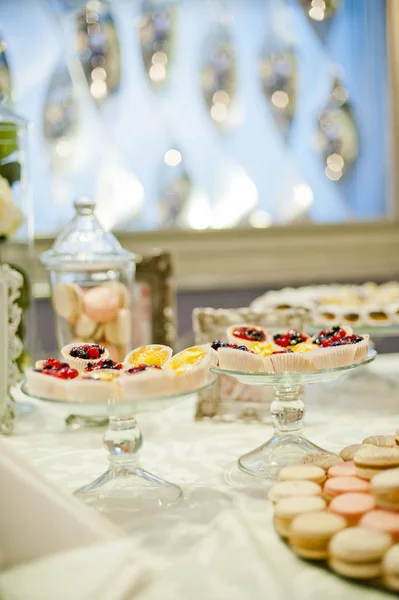 Cupcakes doces em uma mesa de bufete — Fotografia de Stock