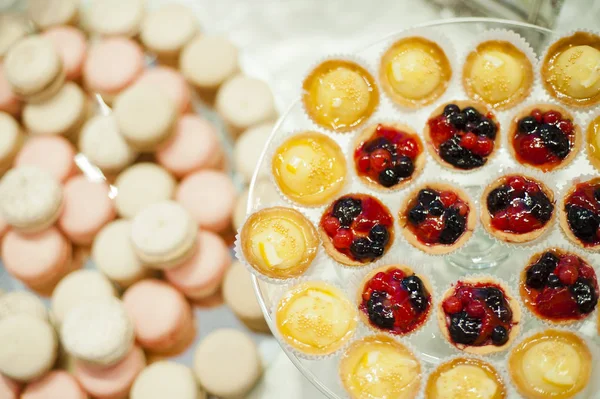Zoete cupcakes op een buffet tafel — Stockfoto