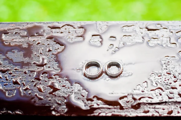 Snubní prsteny déšť — Stock fotografie