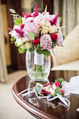 Masa dekorasyonu potalara vazo taze çiçekler