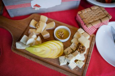 sandviç ve aperatifler büfe masa üzerinde