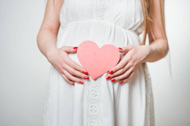 Hamile kadının karnı.