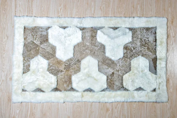Bont tapijt op witte achtergrond — Stockfoto
