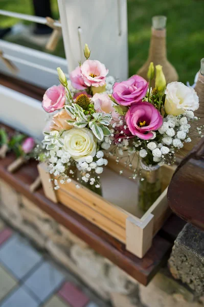 Flores frescas em vasos cestas em uma decoração de mesa — Fotografia de Stock