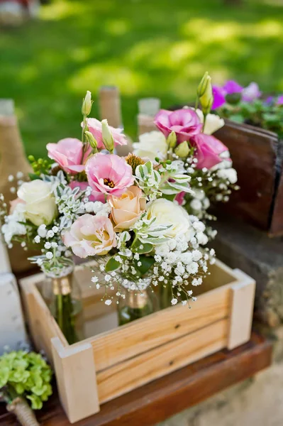 Flores frescas em vasos cestas em uma decoração de mesa — Fotografia de Stock