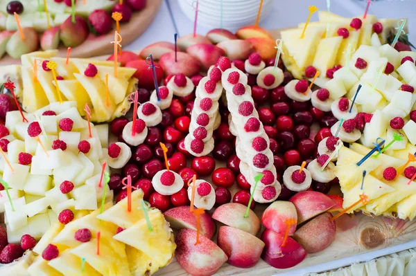 Fruit op de bruiloft tabel — Stockfoto