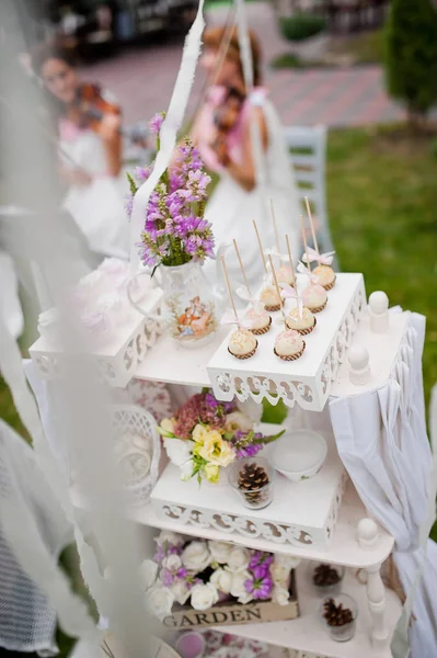 Söta cupcakes kakor på buffébordet — Stockfoto