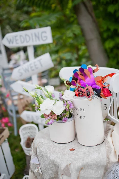 Belas decorações de casamento no interior e na mesa — Fotografia de Stock