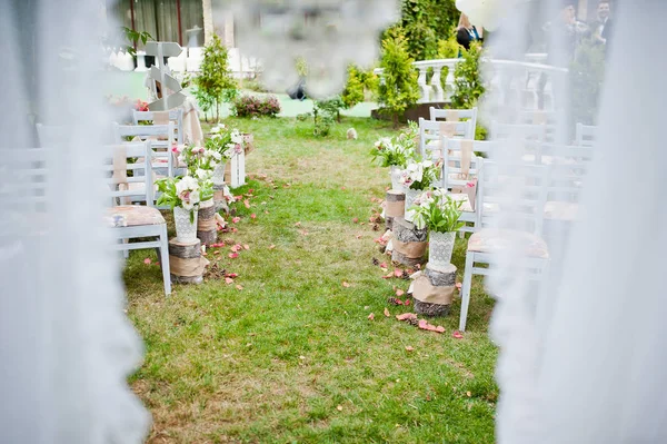 Красивые свадебные украшения в интерьере и на столе — стоковое фото