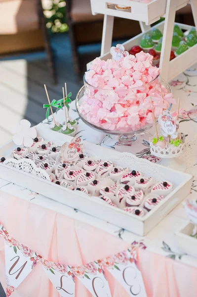 Bolinhos doces biscoitos na mesa buffet — Fotografia de Stock