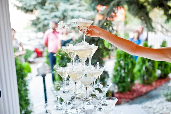 La pirámide de las copas del champán a la boda —  Fotos de Stock