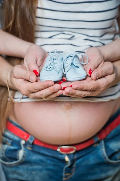 Pregnant woman's belly — Stock Photo, Image
