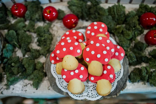 Bolinhos doces biscoitos na mesa buffet — Fotografia de Stock