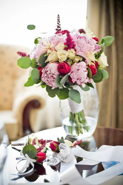 Frische Blumen in Vasen Körbe auf einer Tischdekoration — Stockfoto