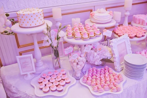 Belas mesas buffet com um doce — Fotografia de Stock