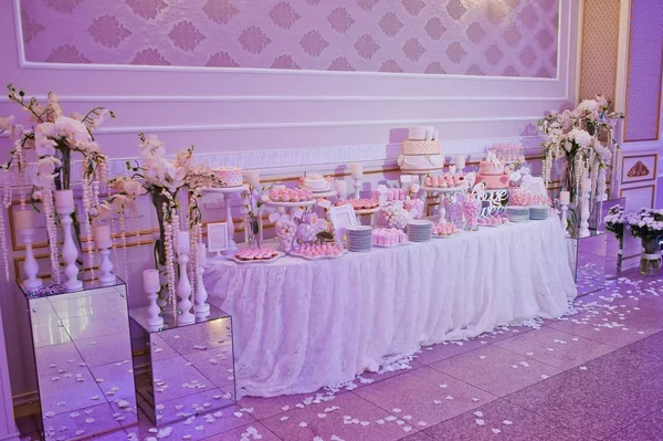 Beautiful buffet tables with a sweet — Stock Photo, Image