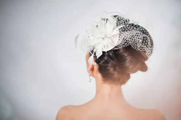 花嫁の髪型、頭の上の飾り — ストック写真