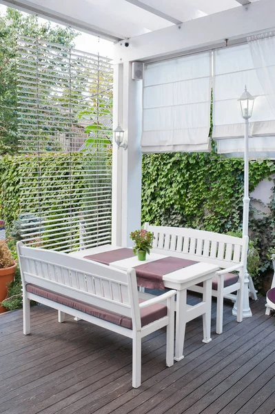 Hermosa mesa y sillas en la terraza — Foto de Stock