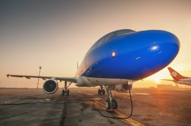 uçak sis in-şafak pist üzerinde