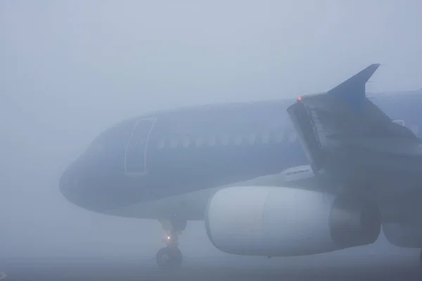 这架飞机在雾中 — 图库照片