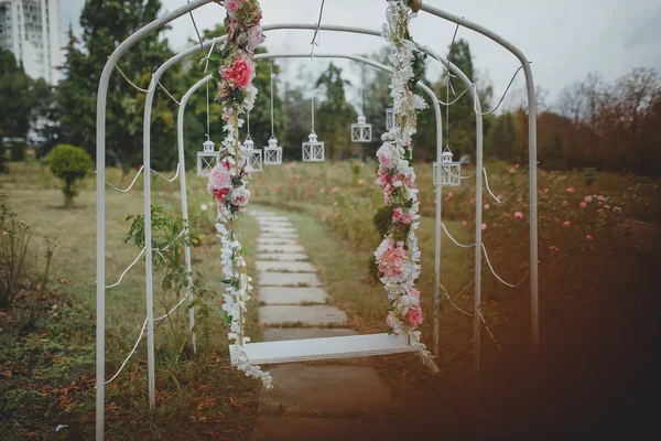 Svatební stoly a krásné scenérie — Stock fotografie