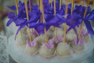 Süslemeleri ile açık büfe masada güzel tatlılar