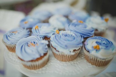 Süslemeleri ile açık büfe masada güzel tatlılar