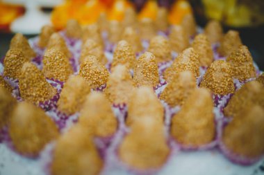 Süslemeleri ile açık büfe masada güzel tatlılar