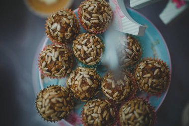 Süslemeleri ile açık büfe masada güzel tatlılar