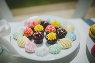 Süslemeleri ile açık büfe masada güzel tatlılar