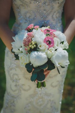 Gelinin elinde düğün buketi