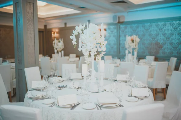 Esküvői asztal és a gyönyörű táj — Stock Fotó