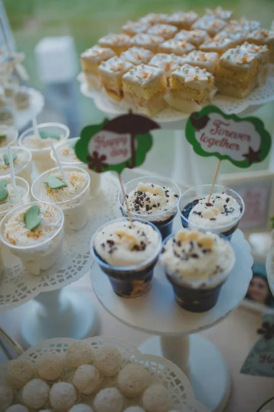 Belos doces na mesa buffet com decorações — Fotografia de Stock