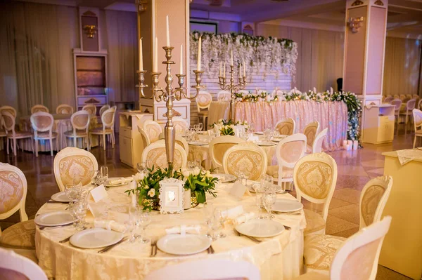 Svatební stoly a krásné scenérie — Stock fotografie