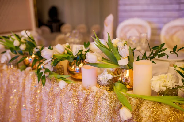 Hermosas flores en jarrones y decoraciones en la boda — Foto de Stock