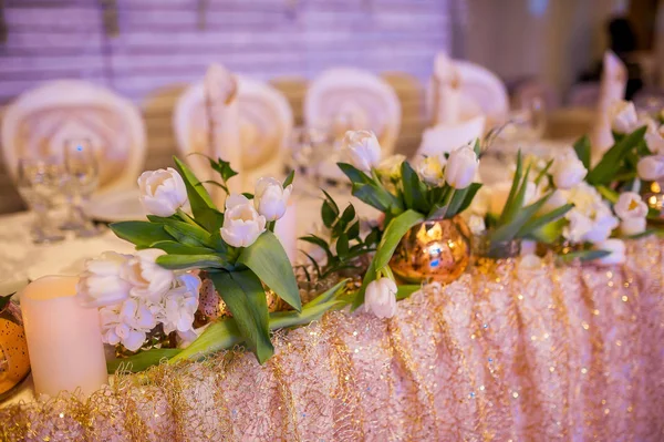 Szép virágok, vázák és dekorációk, az esküvőn — Stock Fotó