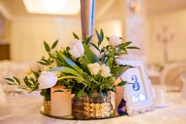 Prachtige bloemen in de vazen en decoraties op de bruiloft — Stockfoto