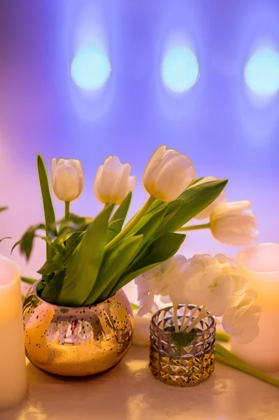 Beautiful flowers in vases and decorations at the wedding — Stock Photo, Image