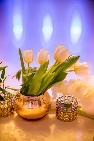 Beautiful flowers in vases and decorations at the wedding — Stock Photo, Image