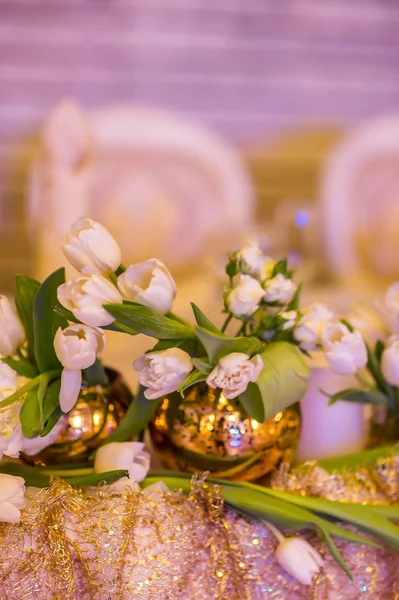 Красиві квіти в вазах і прикрасах на весіллі — стокове фото