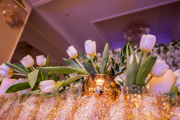 Hermosas flores en jarrones y decoraciones en la boda — Foto de Stock