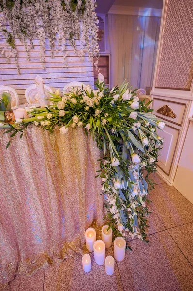 Vackra blommor i vaser och dekorationer på bröllopet — Stockfoto