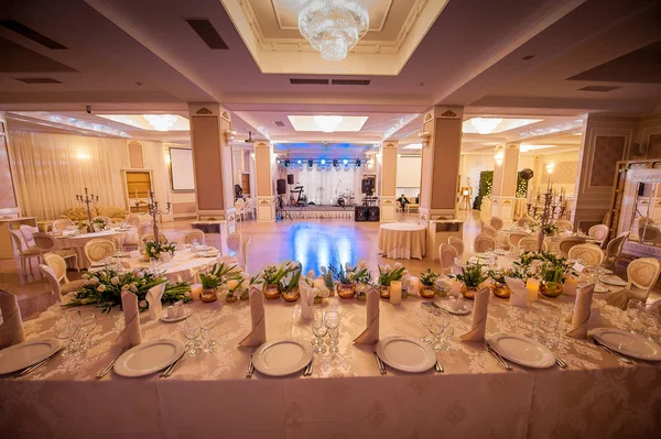 Ślubna dekoracja stołów i krzeseł w hali — Zdjęcie stockowe