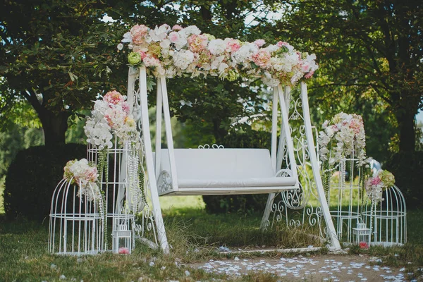 Hochzeitstische und schöne Landschaft — Stockfoto