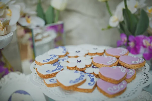 Beaux bonbons sur table à buffet avec décorations — Photo