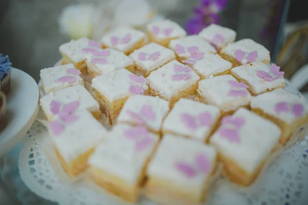 Beaux bonbons sur table à buffet avec décorations — Photo